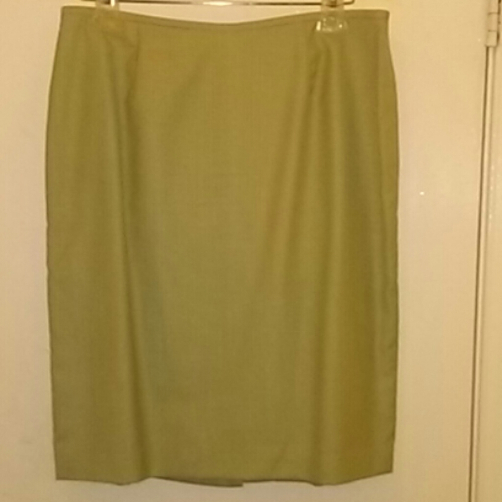 Liz Claiborne Skirt sz 10 petite light green